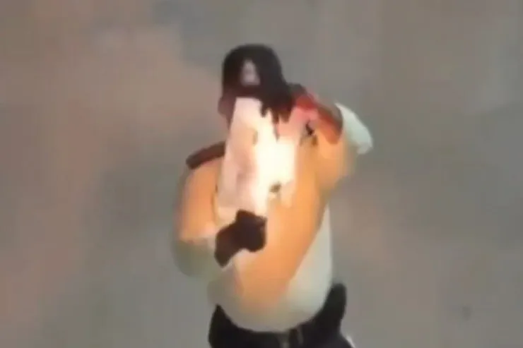 İranda polislər də Xameneyinin şəklini yandırmağa başladı - VİDEO 