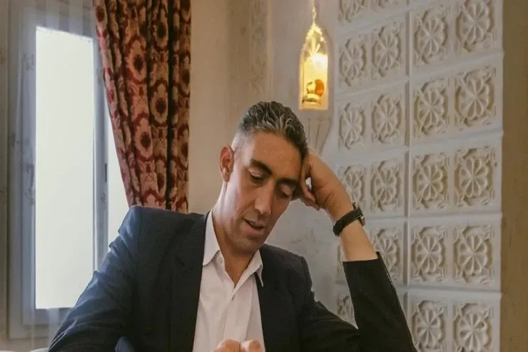 Üç çarpayıda yatır,  mikroavtobuslarda səyahət edir - Dünyanın ən uzun adamı  necə yaşayır?