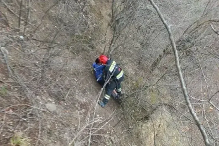 Çay dərəsinə yıxılıb köməksiz qalan qadın xilas edildi 