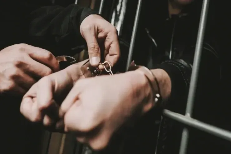 Küçədə söyüş  söyən gənc 30 günlük  həbs edildi