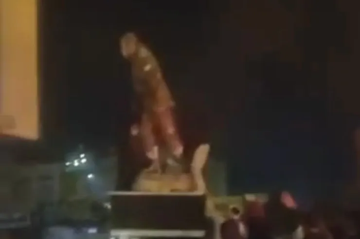 Qasım Süleymaninin heykəlini aşırdılar - Etirazların 12-ci gecəsi 