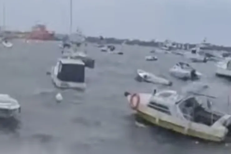 İstanbulda  FIRTINA   şoku - Tırlar aşdı, gəmilər bir-birinə girdi - FOTOLENT  - VİDEO 