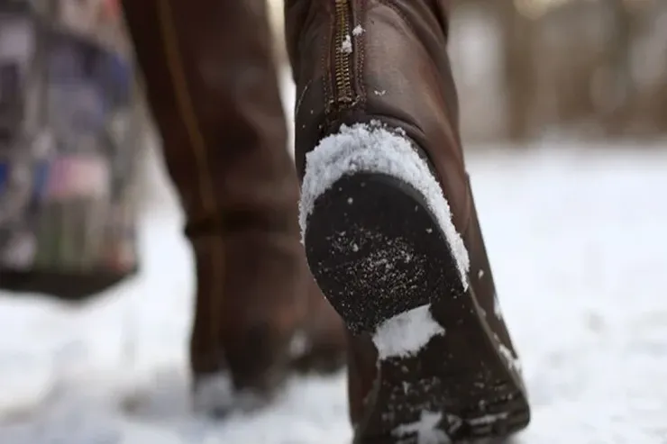 Sürüşkən ayaqqabı altlığı  ilə nə etməli? - Heç ağlınıza gəlməyən  üsul