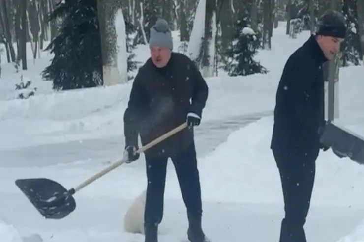 Lukaşenko oğlu ilə qar  təmizlədi -  VİDEO 