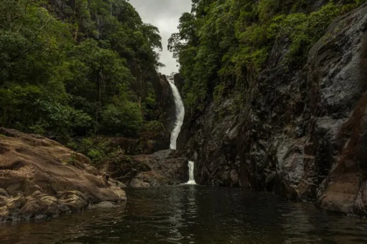 Şəlalədə selfi çəkdirmək  istəyən gənc futbolçu yıxılıb öldü 