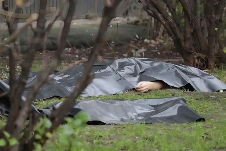 Ucarda DƏHŞƏT:  ailəsi qadının meyitini həyətdən tapdı 