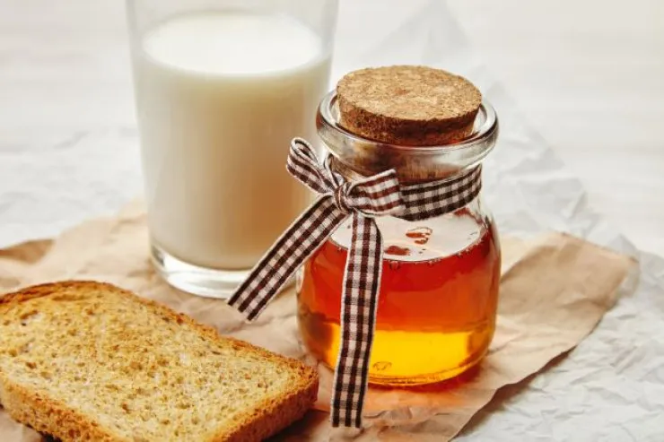 Uşaqlıqdan tanış içki:  bal ilə süd orqanizmə necə təsir edir