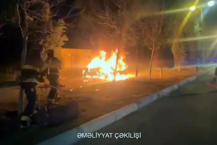 Sumqayıtda "Prius" qəzadan sonra yandı - VİDEO 