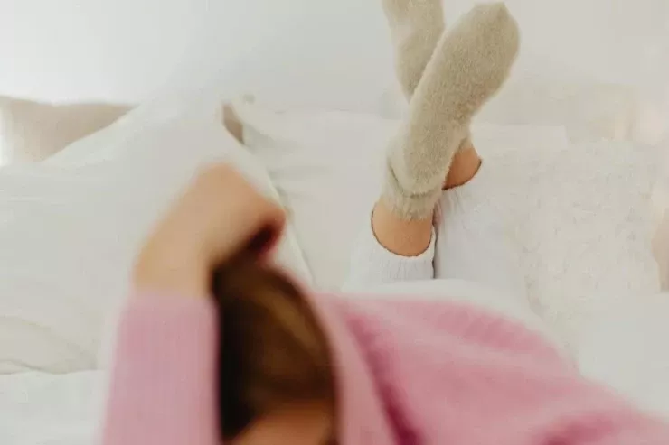 Soyuq ayaqlarınız sizi yatmağa qoymur:  bunu yorğanın altına  qoyun