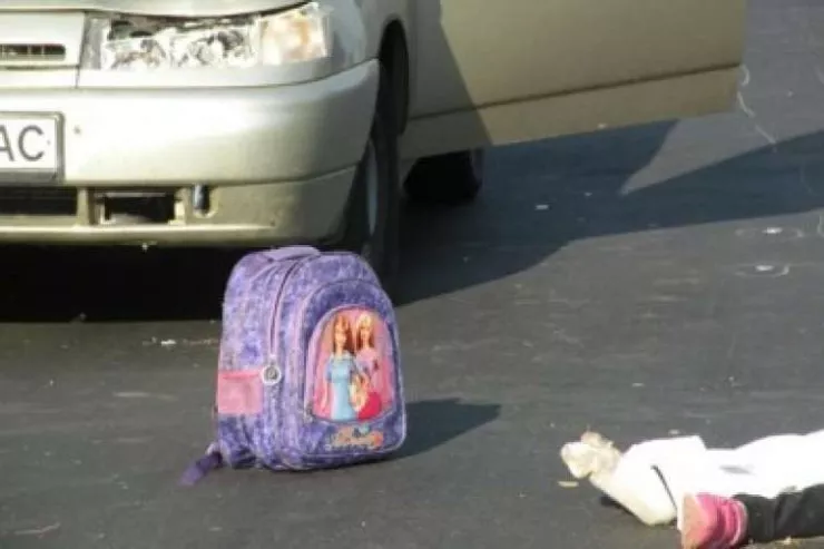 Qusarda məktəbli qızları maşın vurdu