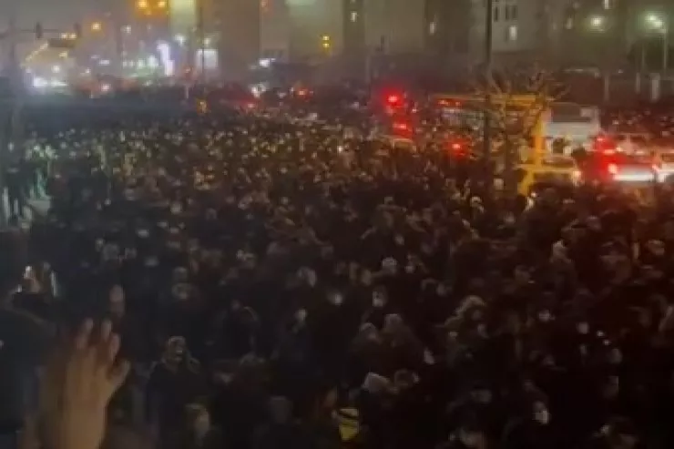 Trampın çağırışından sonra minlərlə iranlı küçələrə axışdı - VİDEO 
