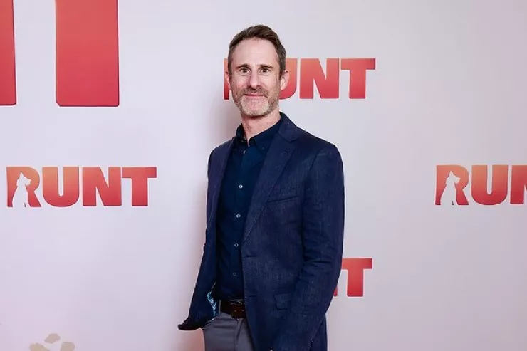 Məşhur yazıçıya uşaq pornoqrafiyası  yaymaq İTTİHAMI  