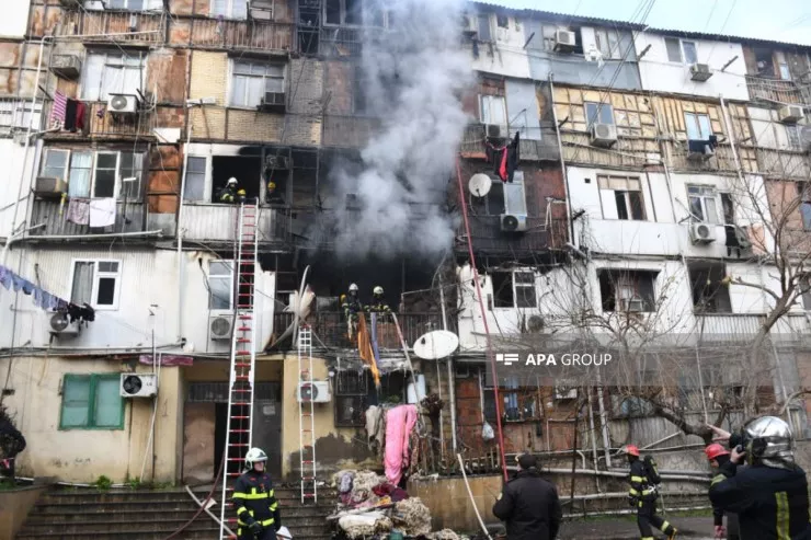 Bakıda yaşayış binasında  YANĞIN - YENİLƏNİB  - VİDEO 