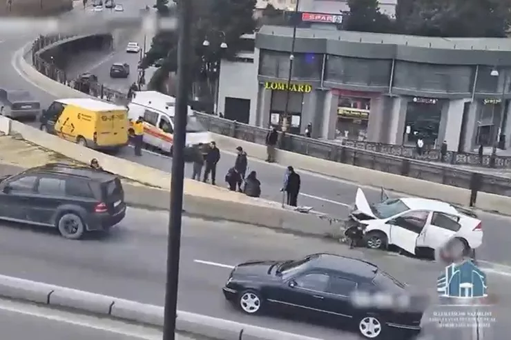 Bakıda körpüdə yol qəzası: yaralılar var  -  VİDEO 