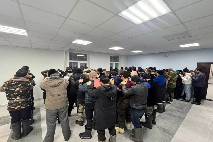 Yekaterinburqda zavoda BASQIN:  80 miqrant saxlanıldı - VİDEO 