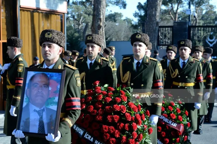 Bir romanlıq tale yaşayan qəhrəmanımız  – qəriblikdən  Vətənə  çiyinlərdə gəldi