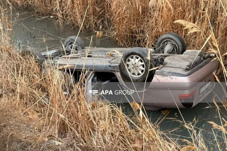 Ucarda maşın kanala aşdı,  ölən var 