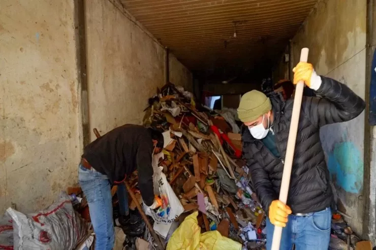 Qonşuların şikayəti ilə evdən 168 ton tullantı  çıxarıldı