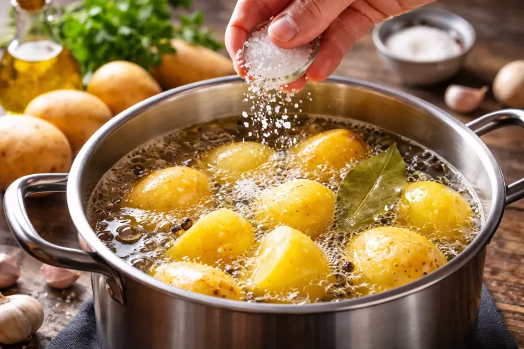 Kartofu nə vaxt duzlamaq lazımdır? - Dadı dəyişdirən qayda 