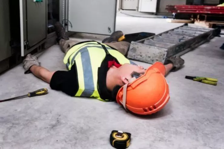 Bakıda FACİƏ:  fəhlə yıxılıb öldü