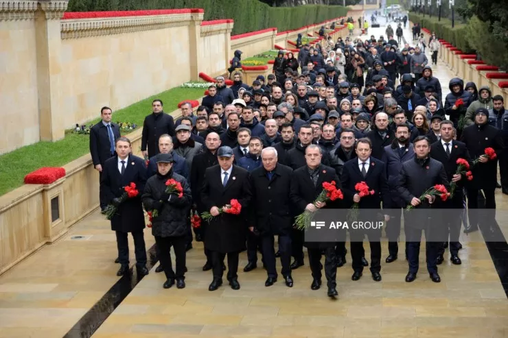 Dövlət rəsmiləri Şəhidlər Xiyabanını ziyarət etdi - FOTO 