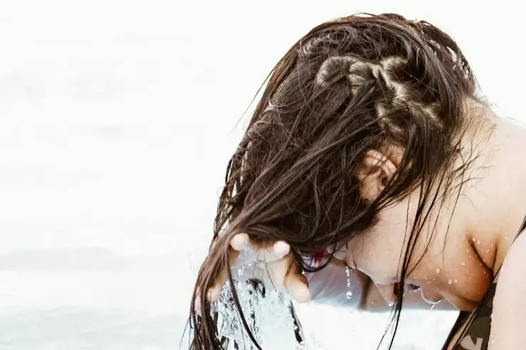 Yaş saçla yatmaq  düşündüyünüzdən daha çox zərər verə bilər 