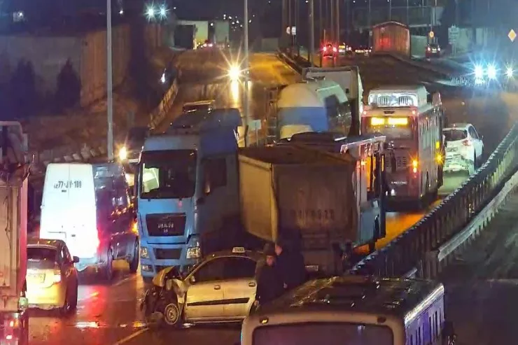 Yasamalda QƏZA:  nəqliyyatın hərəkətində çətinlik yarandı