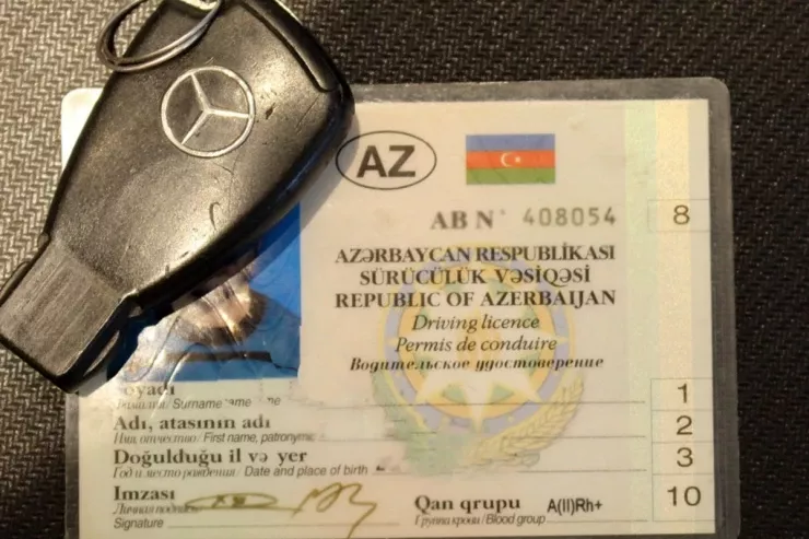 Sürücülük vəsiqəsi olmayan şəxsə avtomobil verəni hansı cəza gözləyir? - CAVAB 