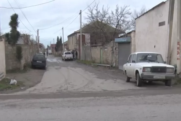 "Saatlarla yolu keçə bilmirik" - Bakının qəsəbəsində SOS 