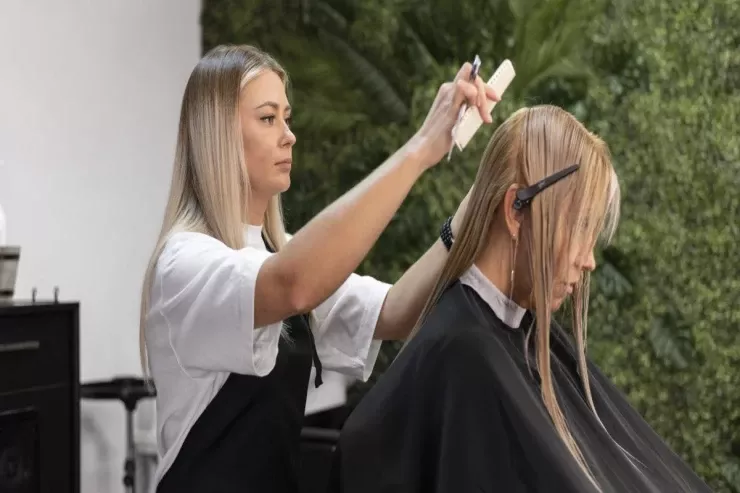 Sizi 10-15 yaş daha gənc  və daha yaşlı  göstərən saç uzunluğu 