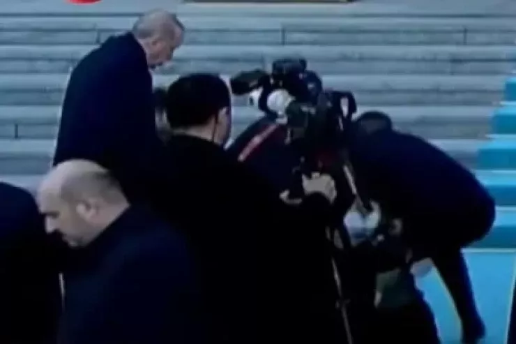 Türkiyəyə gələn Nigeriya prezidenti xalçanın üzərində  yıxıldı - VİDEO 