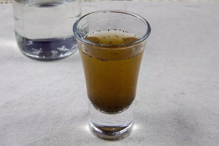 Arağa acı istiot  qatıb içdi, həbs olundu - NAFTALANDA 