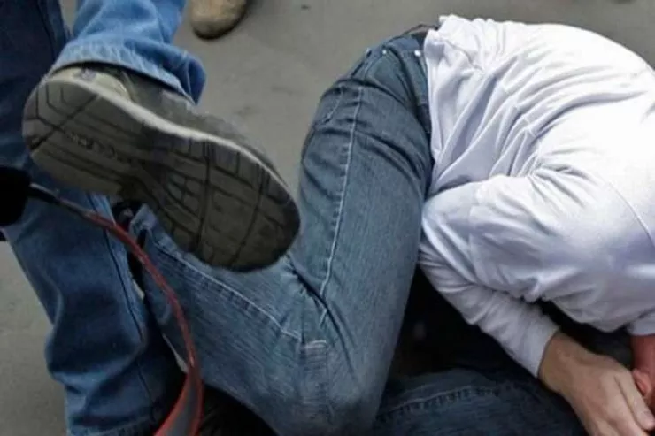 Şirkət sədri  aylıq ödənişləri etməyən sakini vəhşicəsinə döydü  - Həbs OLUNMADI 