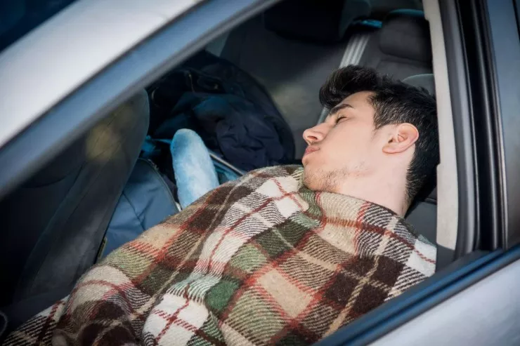 Bakıda yatan taksi sürücüsü qarət olundu 