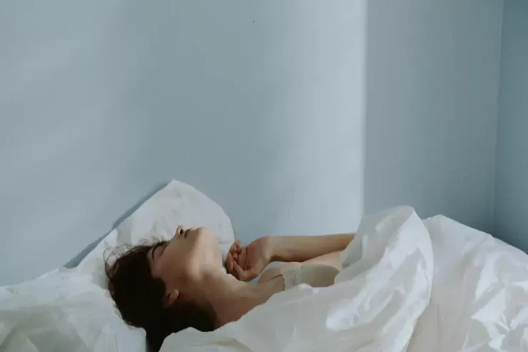 Yastıqla yatmaq  xəstəlik əlamətlərini daha da pisləşdirə bilər