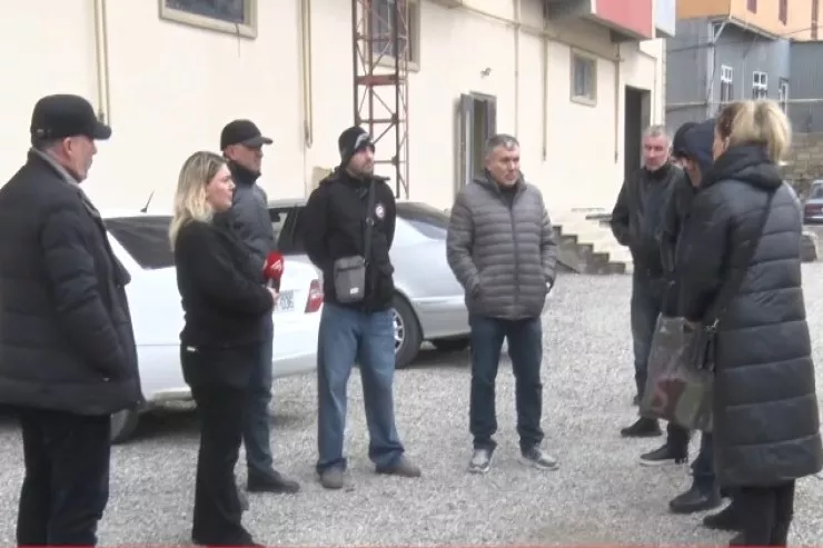 Abşeronda sakinlər binadan mənzil aldılar, içində yaşaya bilmirlər - VİDEO 