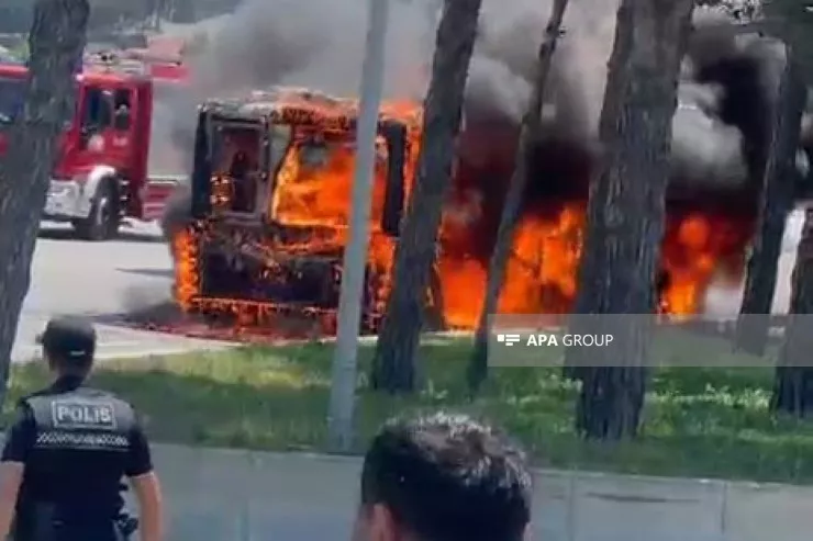 Bakıda avtovağzalın yaxınlığında avtobus yandı  -FOTOLENT 