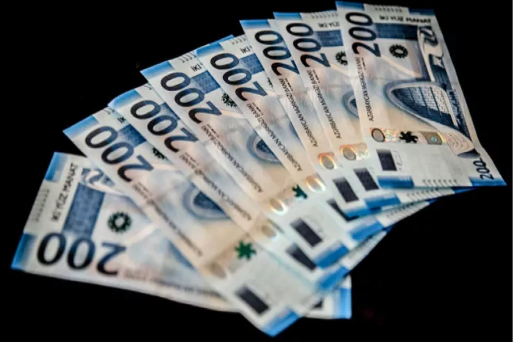 İş yerindən 6000 manat oğurlayan  satıcı saxlanıldı