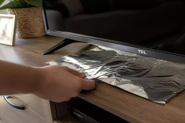 Bu sadə üsul internetdə  trend olub: Televizorun altına niyə folqa  qoyurlar?