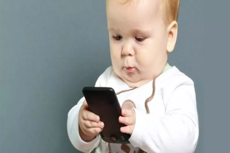 Psixoloqdan vacib açıqlama: Uşaqlara gündə nə qədər  telefon vermək olar? 