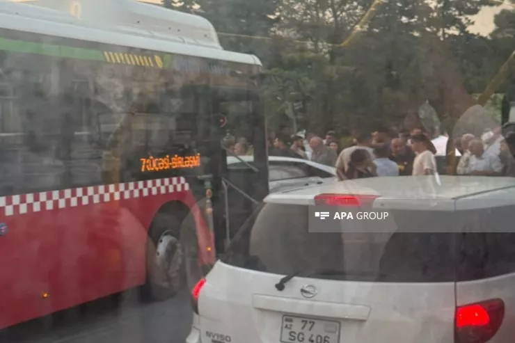 Sumqayıtda avtobusla minik maşını toqquşdu 