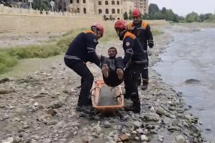 Gəncədə çaya yıxılan kişi  xilas edildi