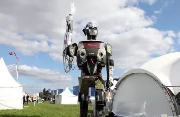 Süni intellektli humanoid robotlar  döyüşə hazırlanır