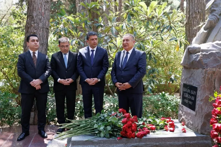Milli Mətbuat Günü ilə əlaqədar Fəxri xiyaban ziyarət edildi
