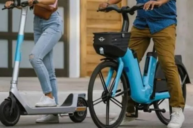 Skuter və velosiped  sürücüləri hədləri aşdı – Avtobus üstünə sürürlər