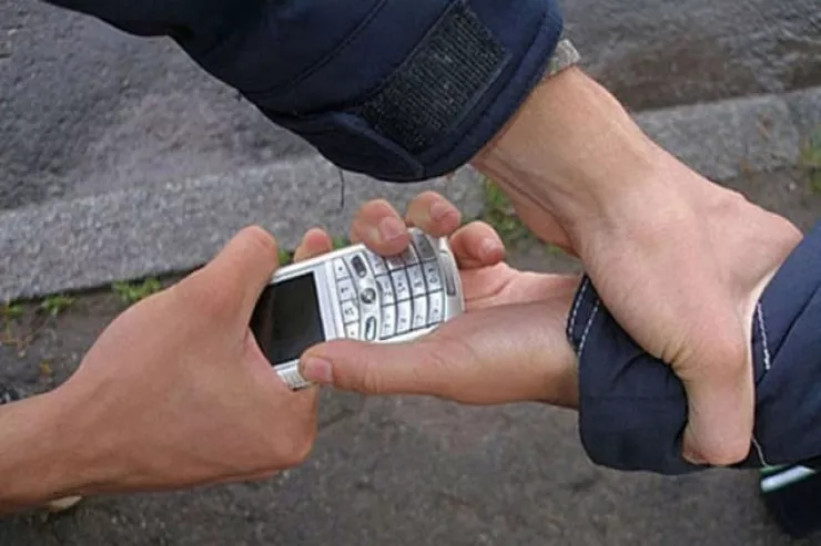 Telefonu əlindən alıb qaçdı, satdı, sonda tutuldu 