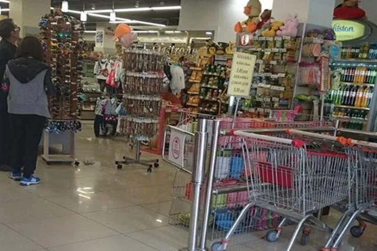 Satıcının başı qarışan kimi, min manatlıq mal apardı - TUTULUB 