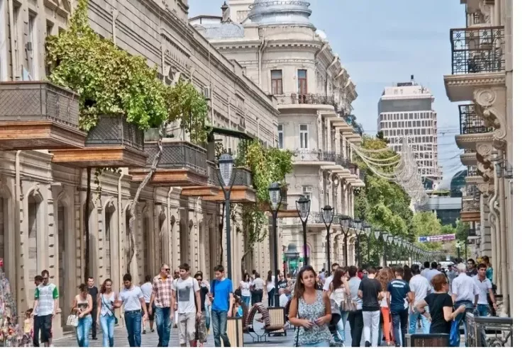 "Torqovı"da 12 yaşlı qız  turisti qarət etdi, atası həbs  olundu