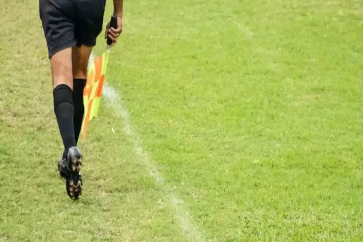 Futbol oyunu qadın hakimin beyin silkələnməsi  ilə başa çatdı