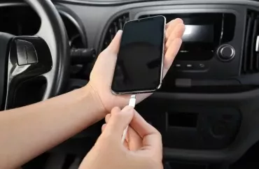 Milyonlarla sürücü hər gün  bunu edir: smartfonu doldurmaq yanacaq "yeyirmi?" 